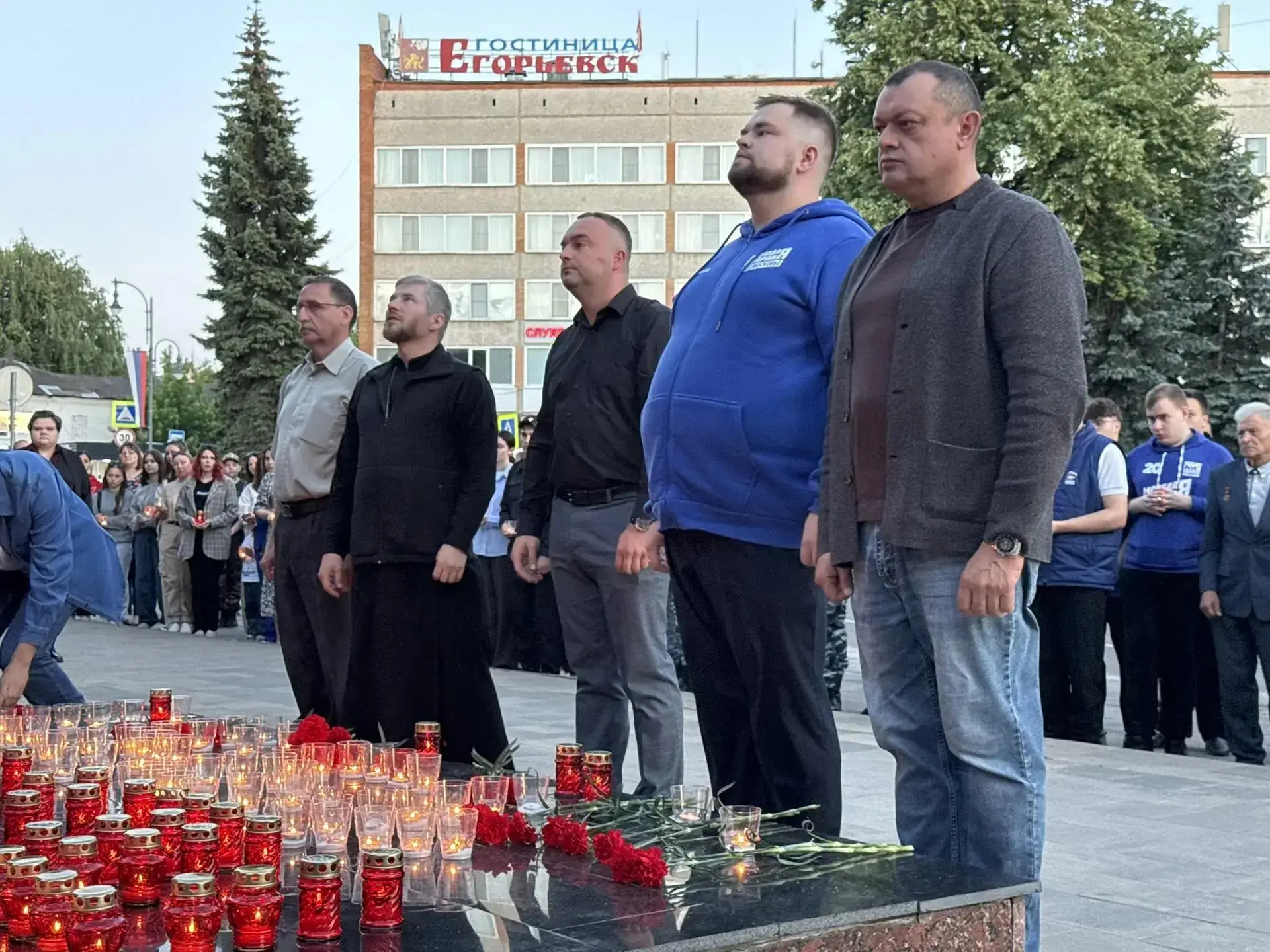 Жители Егорьевска зажгли свечи у Вечного огня