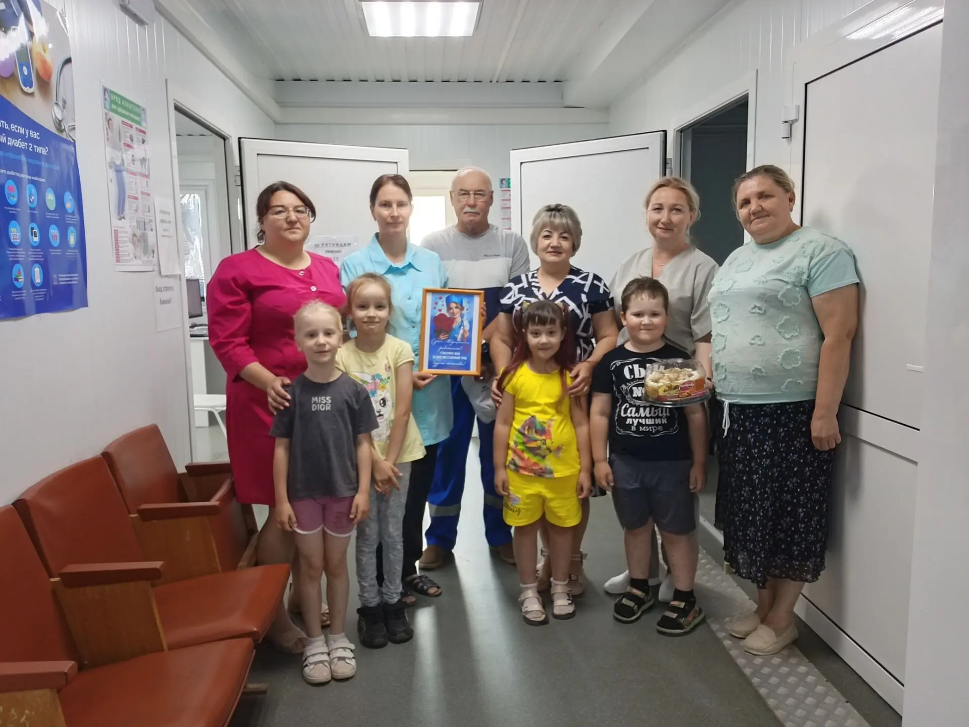 Воспитанники и сотрудники детского сада сердечно поздравили сотрудников фельдшерско-аку...