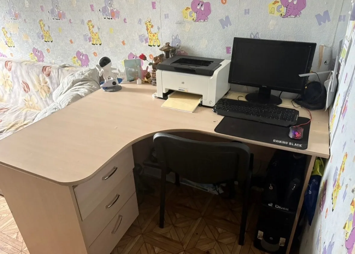 #id361285951@vsalde_ad 
Продается угловой компьютерный стол бежевого цвета.
Стол в хорошем состоянии