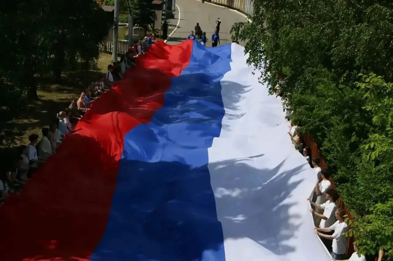 В Саратове развернули 100-метровый флаг России

Накануне Дня России в Парке Победы у мемориала «Поги