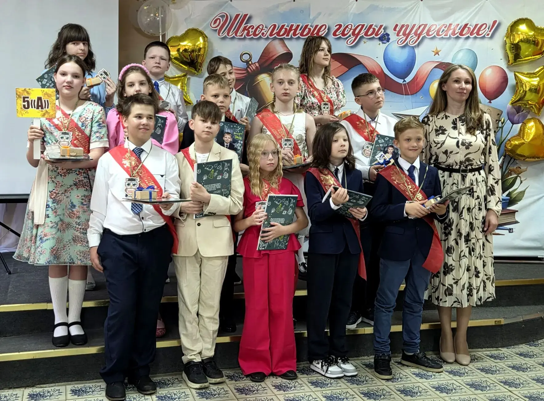 🎊 ВЫПУСКНОЙ ВЕЧЕР   🎉 21 мая во втором корпусе нашей школы прошёл трогательный праздник — выпускной 