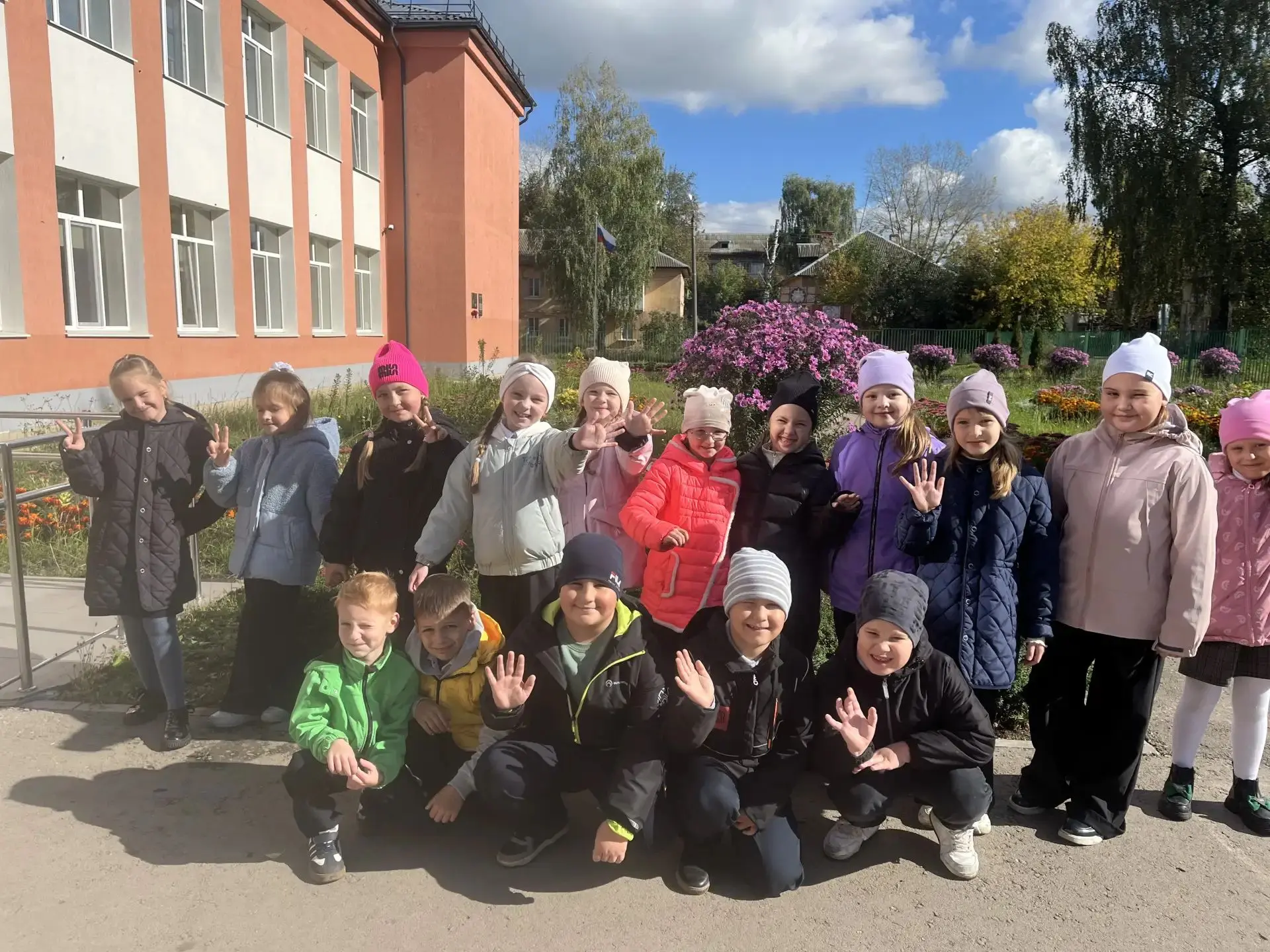 🍁 Ловим солнце: как проходят осенние прогулки в нашей "продлёнке"! 🍂