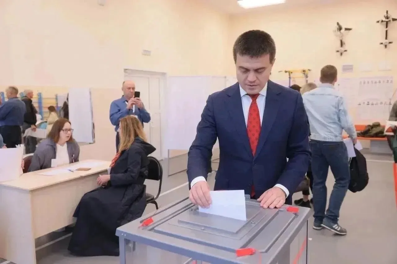 Губернатор Красноярского края Михаил Котюков сегодня утром проголосовал на своем избира...
