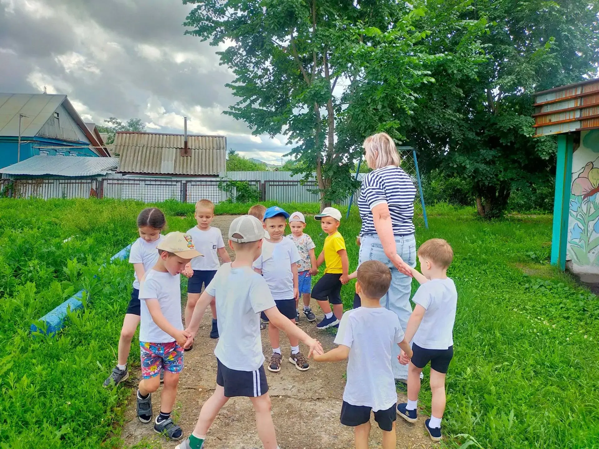 Утро начинается с зарядки!🏃🤸⛹
Каждое утро в нашем детском саду начинается с зарядки, которая позво