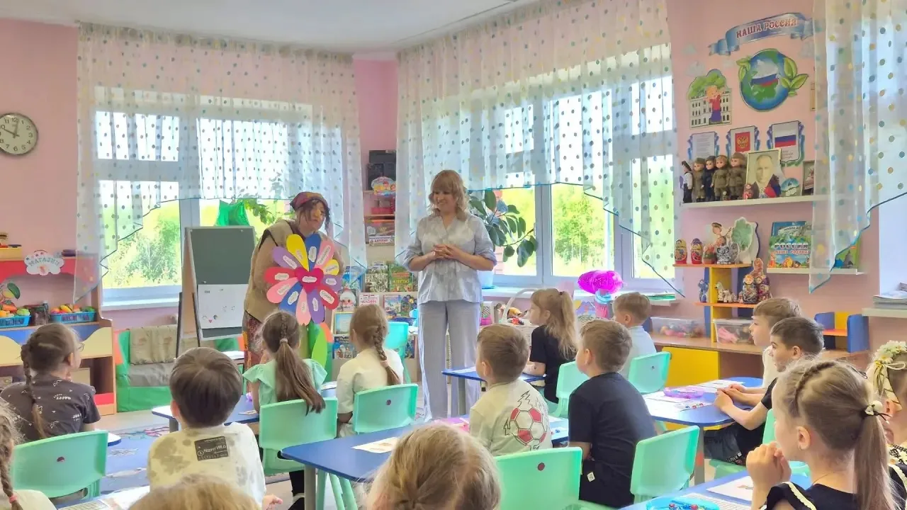 В группе "Знайки" прошло итоговое занятие. В гости к ребятам заглянула Баба Яга, она спрятала волшеб