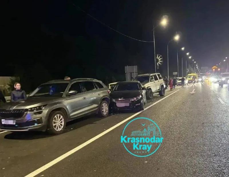 🛑 УАЗ врезался в автомобили, стоявшие в очереди на заправку в Сочи