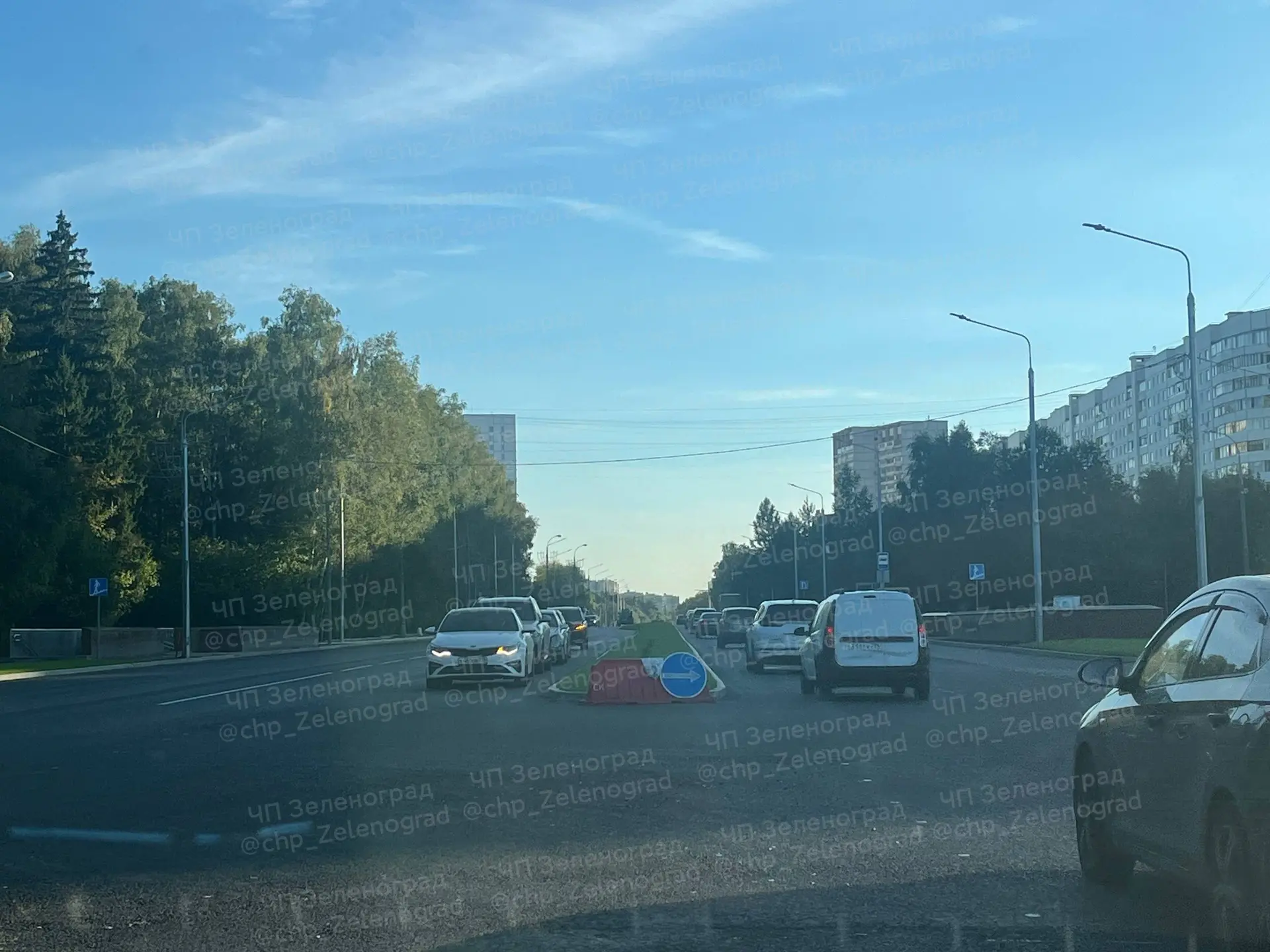 🚗 Самая загруженная дорога города — и прямо посреди неё… газон.