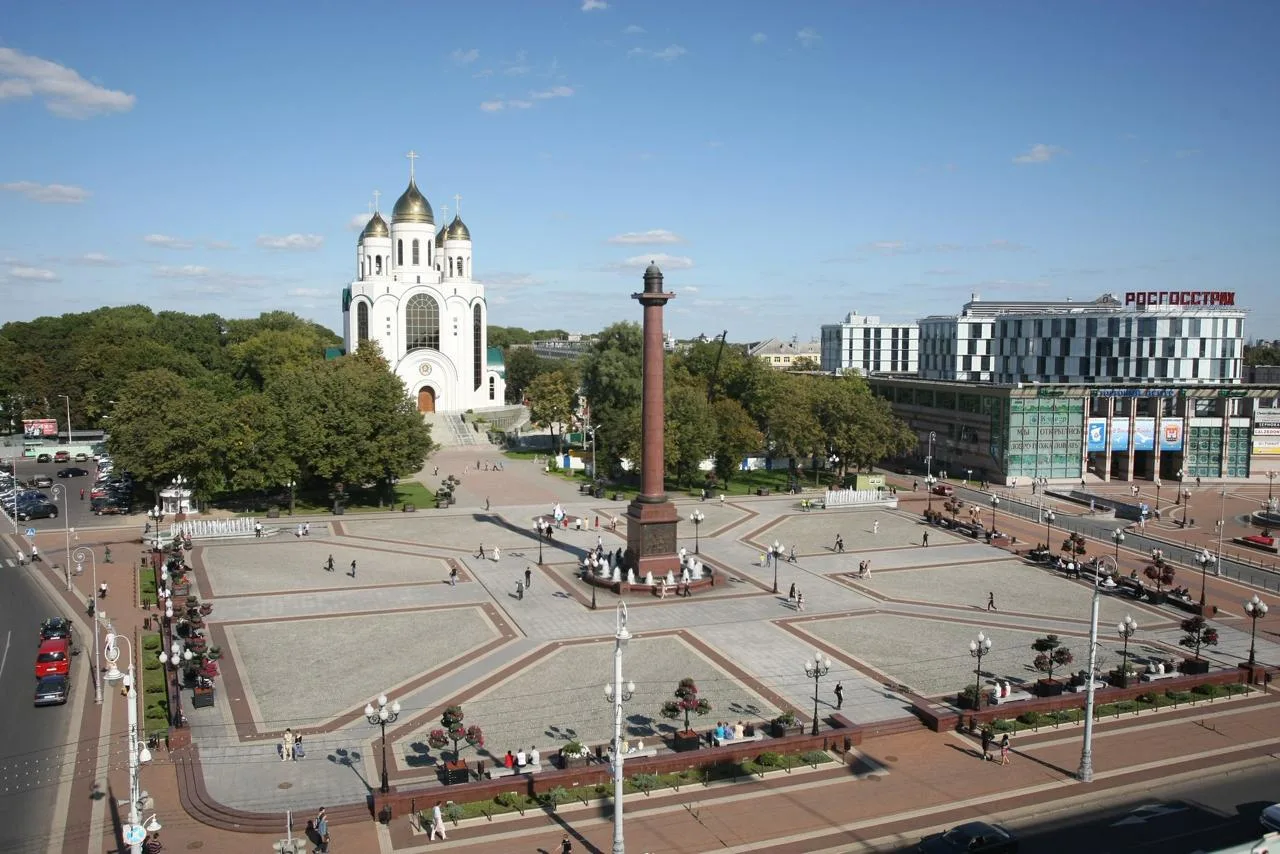 В Калининграде на площади Победы (у улицы Гаражной) пешеходам теперь приходится ждать н...