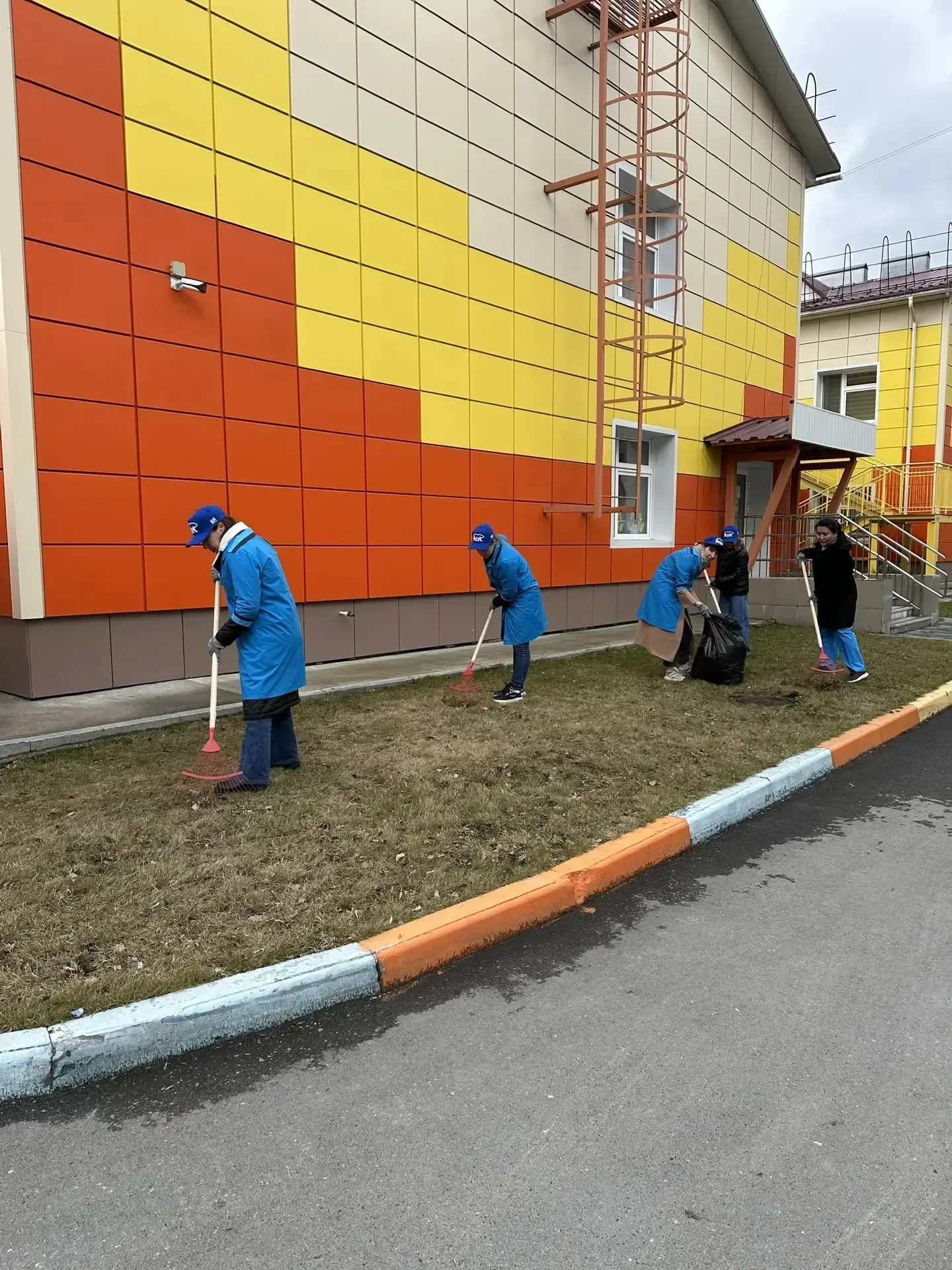 🤝 Ежегодные апрельские субботники — это добрая традиция, которая превращает обычный двор в место сил