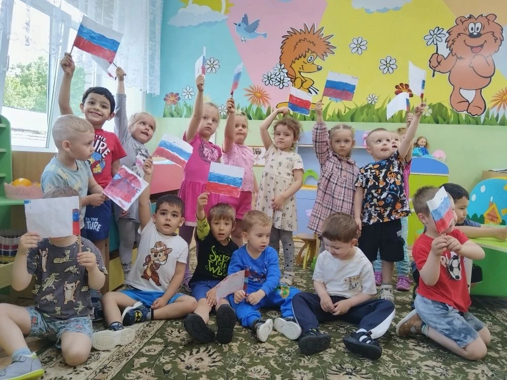 В этот день вокруг красиво: 
всюду флаги и цветы. 
День России! День России! 
Нарядились я и ты. 
 П