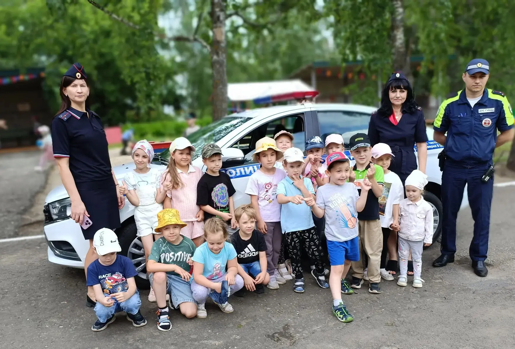 В гости к самым важным пешеходам! 🚦👮‍♂️👶

К нам с визитом приехали настоящие герои — сотрудники Д