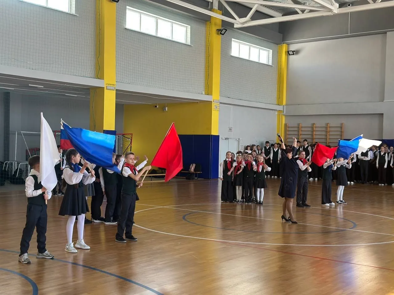 📣В нашей школе прошёл традиционный конкурс-смотр строя и песни среди учащихся 4-11 классов🇷🇺 Целых т