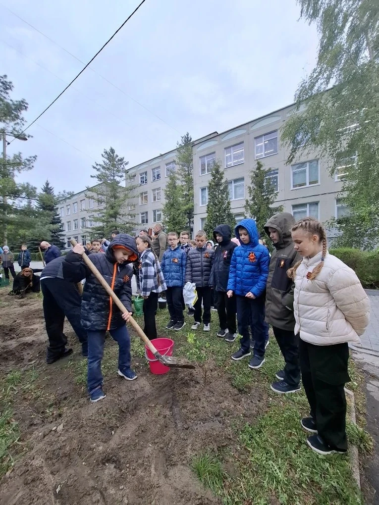 Аллея героев🇷🇺  В лицее прошло очень важное и трепетное событие. Мы открыли «Аллею героев». Высадили