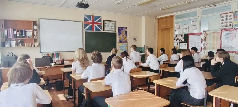 Торжественная линейка, «Голос Памяти» и космические дали 🚀  Сегодня утро в школе началось с традиции