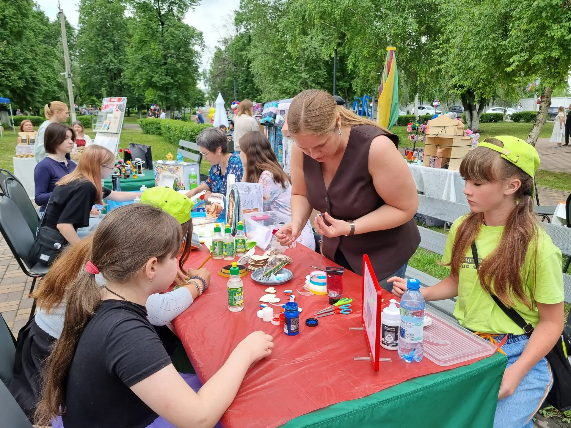 🇷🇺 День России и День города: праздничное настроение в атмосфере творчества

12 июня в Сквере труд