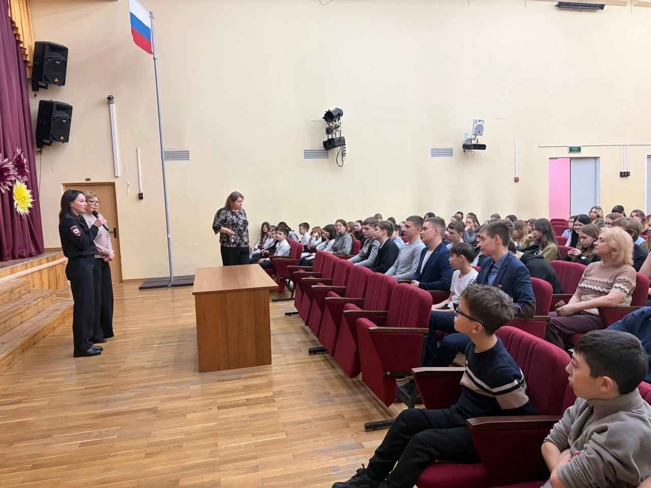 В рамках месячника безопасности дорожного движения в школе состоялась встреча учащихся с сотрудникам