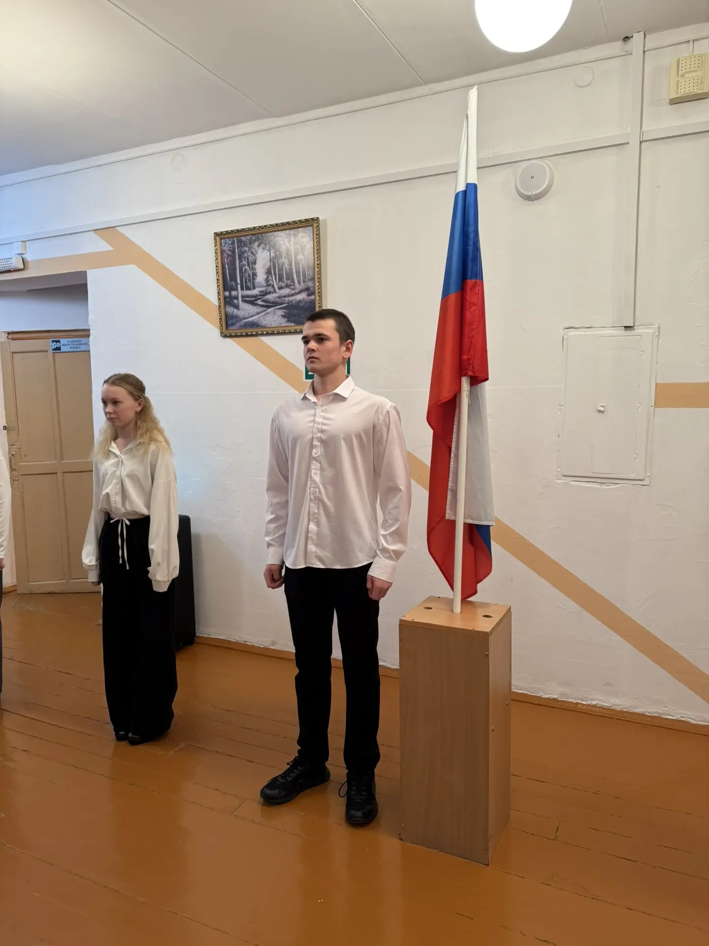 С линейки — на важный разговор! 🗣️🇷🇺

Наша неделя началась мощно! Сначала — традиционная торжеств