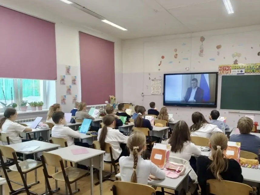 Где создаётся будущее?  🏭 В понедельник на внеурочном занятии «Разговоры о важном» наши школьники уб