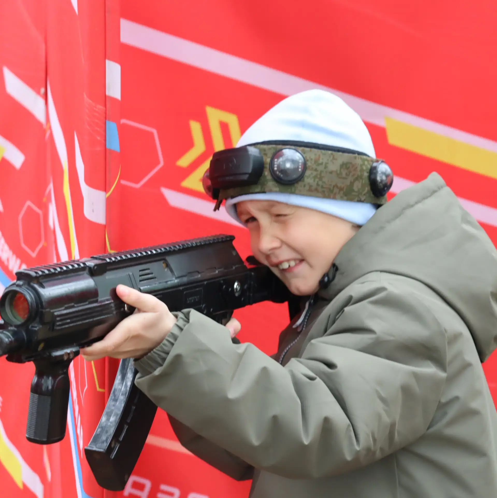 Лазертаг в лагере 🔫

К нам в лагерь приехал лазертаг. Ребята разбились на команды, надели датчики, 