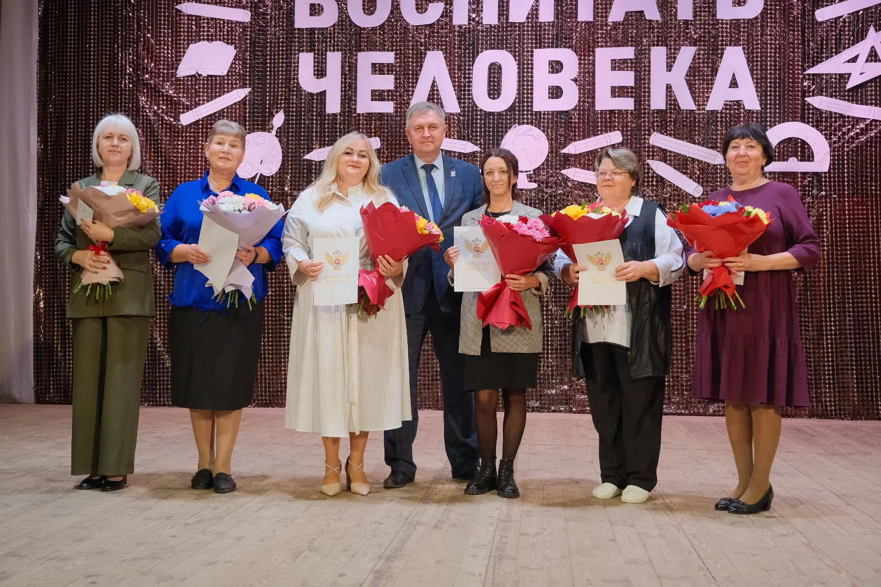 28 августа Председатель Законодательного Собрания Роман Береснев работал в Оричевском р...