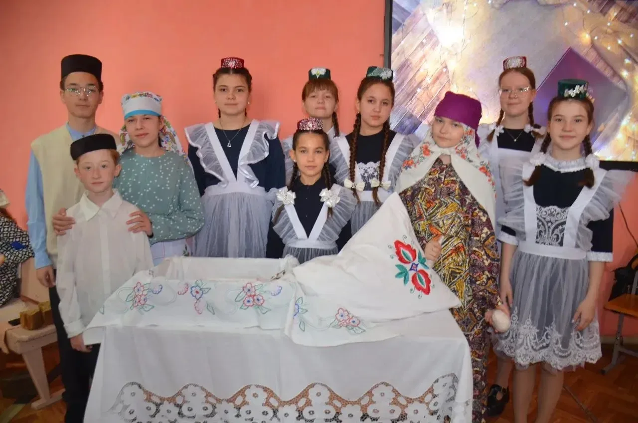 Тукай – безнең күңелләрдә мәңгелек 

🖍1нче гимназиядә бөек шагыйрь Габдулла Тукайның тууына 140 ел 