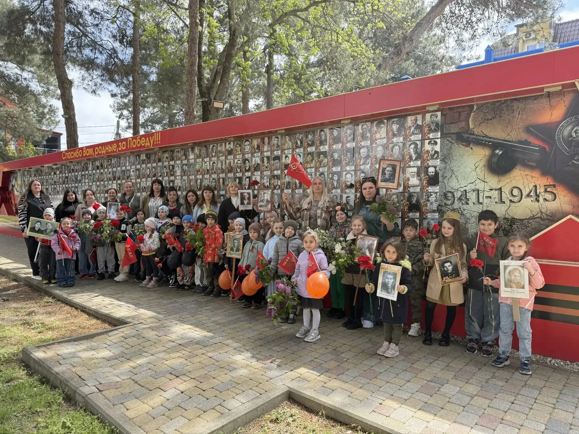 🎗Цветы в руках малышей: символ вечной памяти и мирного неба!                                        