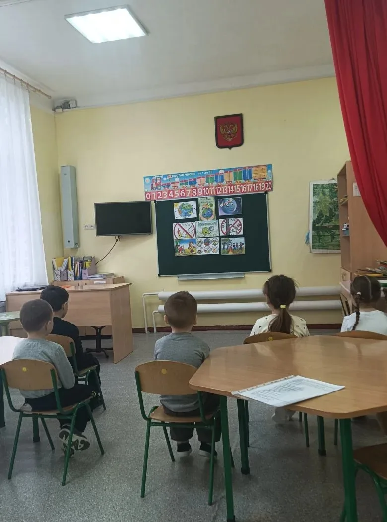 Сегодня в детском саду прошла беседа, посвященная празднику  Дню  Земли.