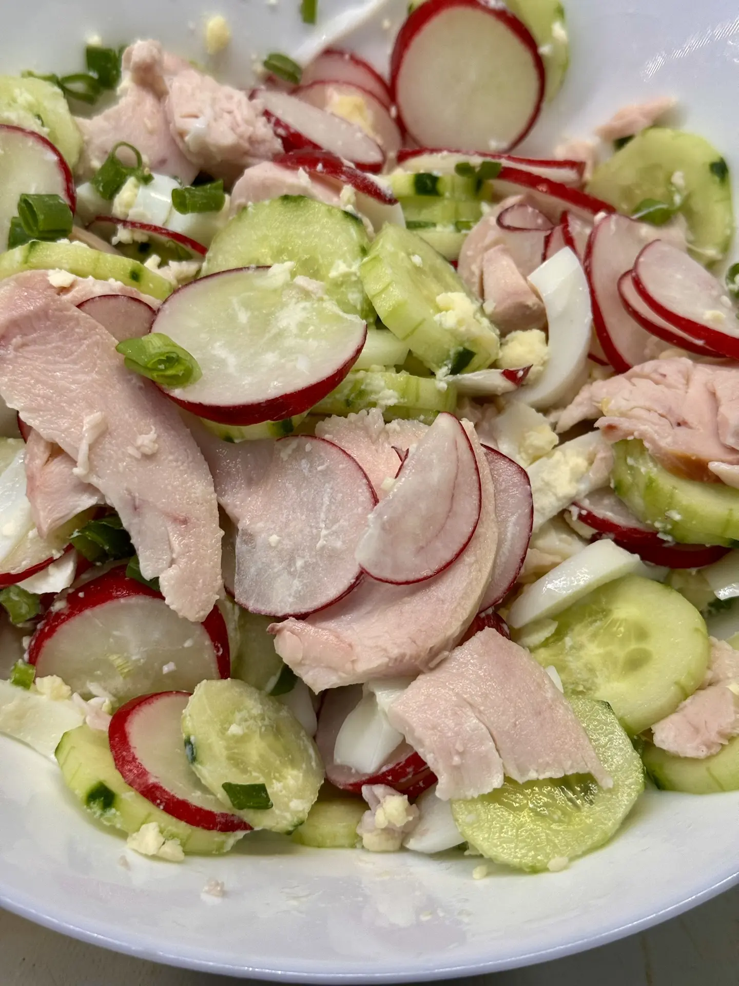 Если в салат с редисом добавить копченую куриную грудку, то будет вкуснее)