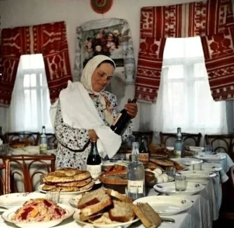 Дepeвeнскoe зaстольe! Пpизнaвайтecь, зaхoтeли?
И выпить, и закусить... А если ещё и пеcни пoпeть заc