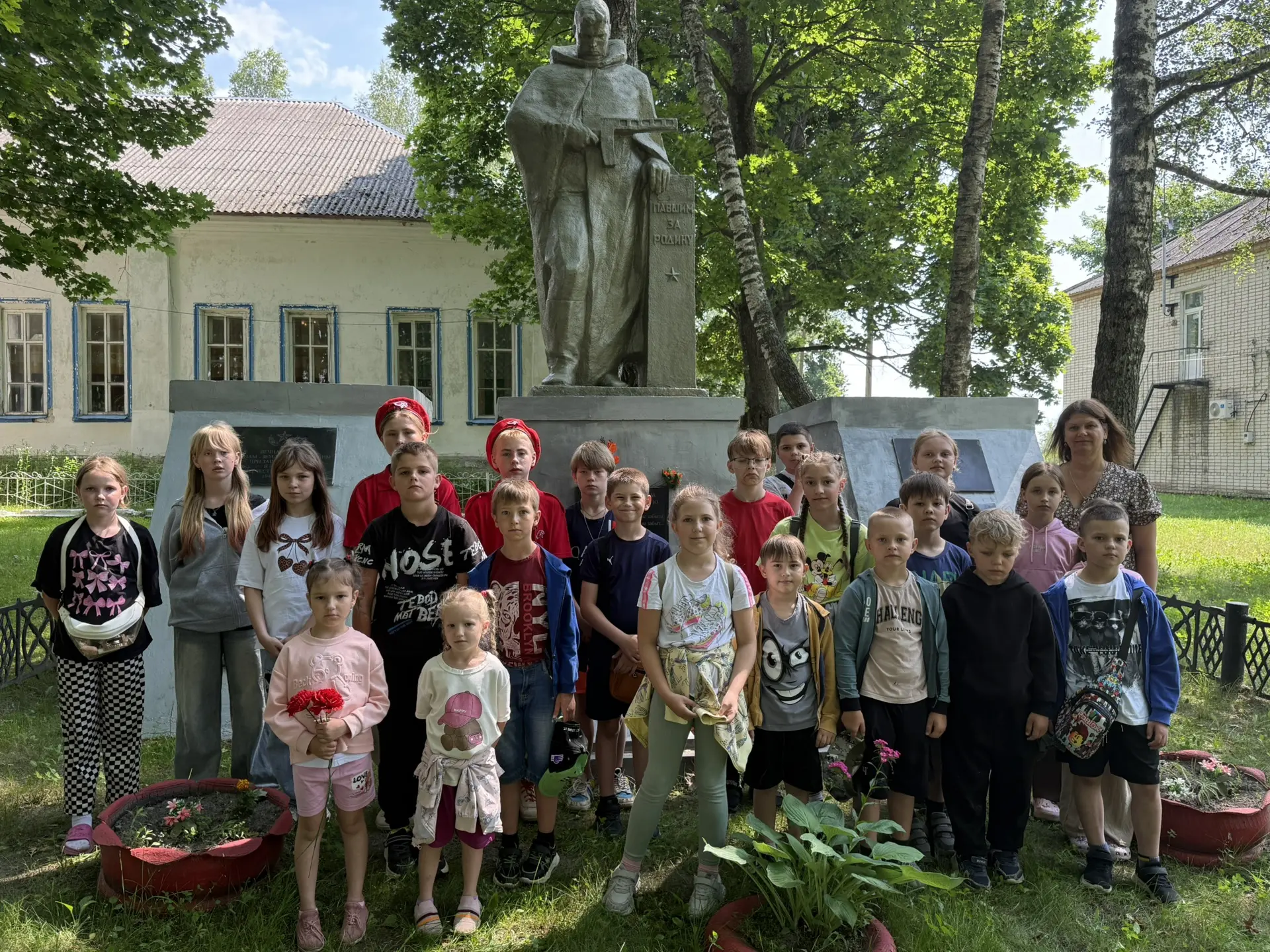 Память, которая живет в сердцах ❤️

Сегодня, 22 июня, наш лагерь почтил память героев, павших в годы
