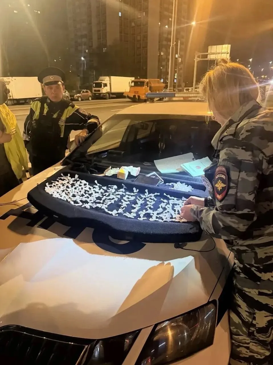 Сотрудники Госавтоинспекции ВАО задержали пассажирку такси со 190 свертками наркотического вещества 