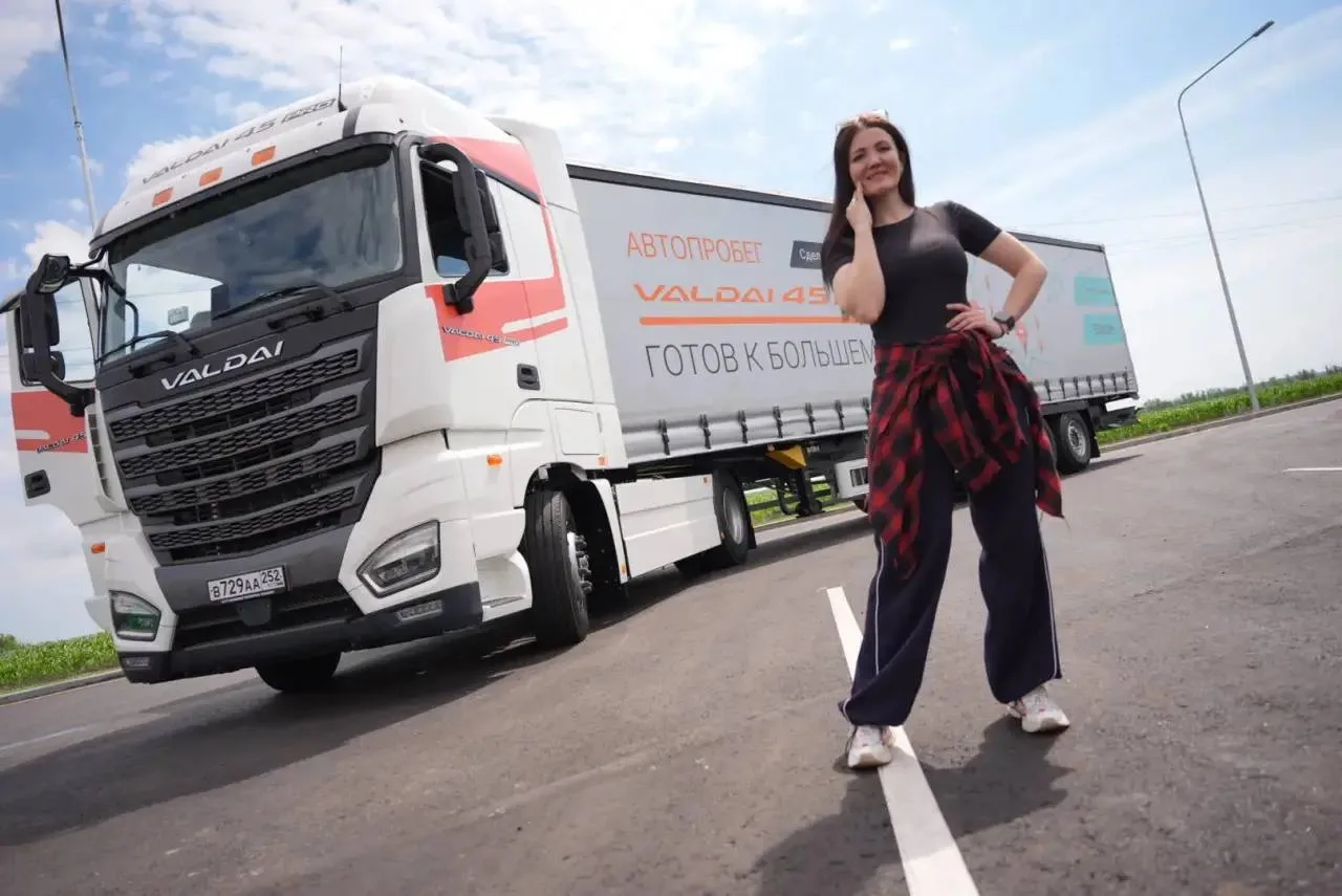 Небольшая остановка, зарядились хорошим настроением, и вперёд! 🚚