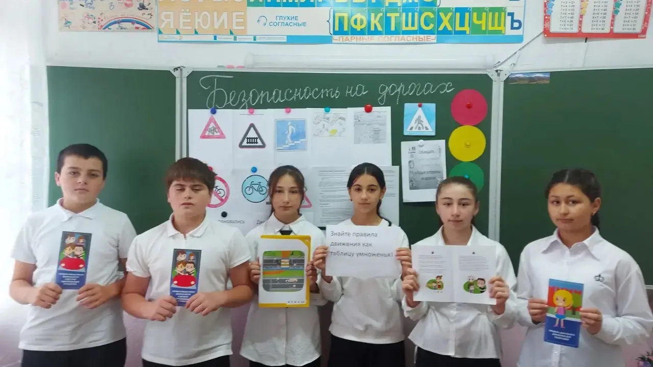 В рамках Недели безопасности дорожного движения в 6 «Б» классе прошёл классный час на т...