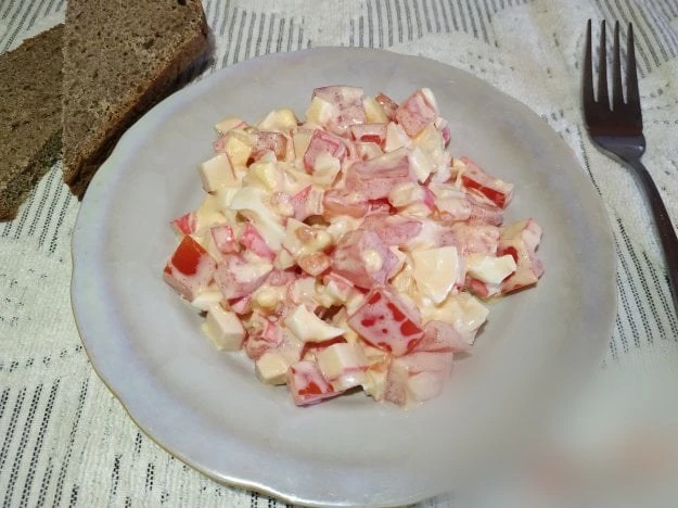 🍱 Салат с крабовыми палочками

Нужно:
• Крабовые палочки — 100 г
• Яйца отварные — 2 шт
• Помидор с