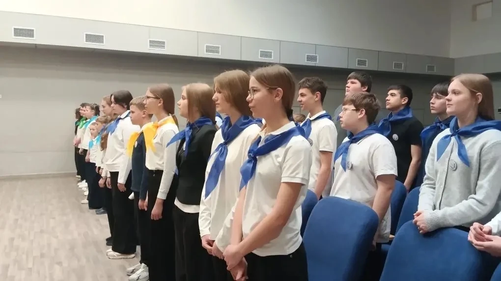 💫Начало недели в "Векторе Успеха" ознаменовалось традиционной линейкой и торжественным поднятием фла