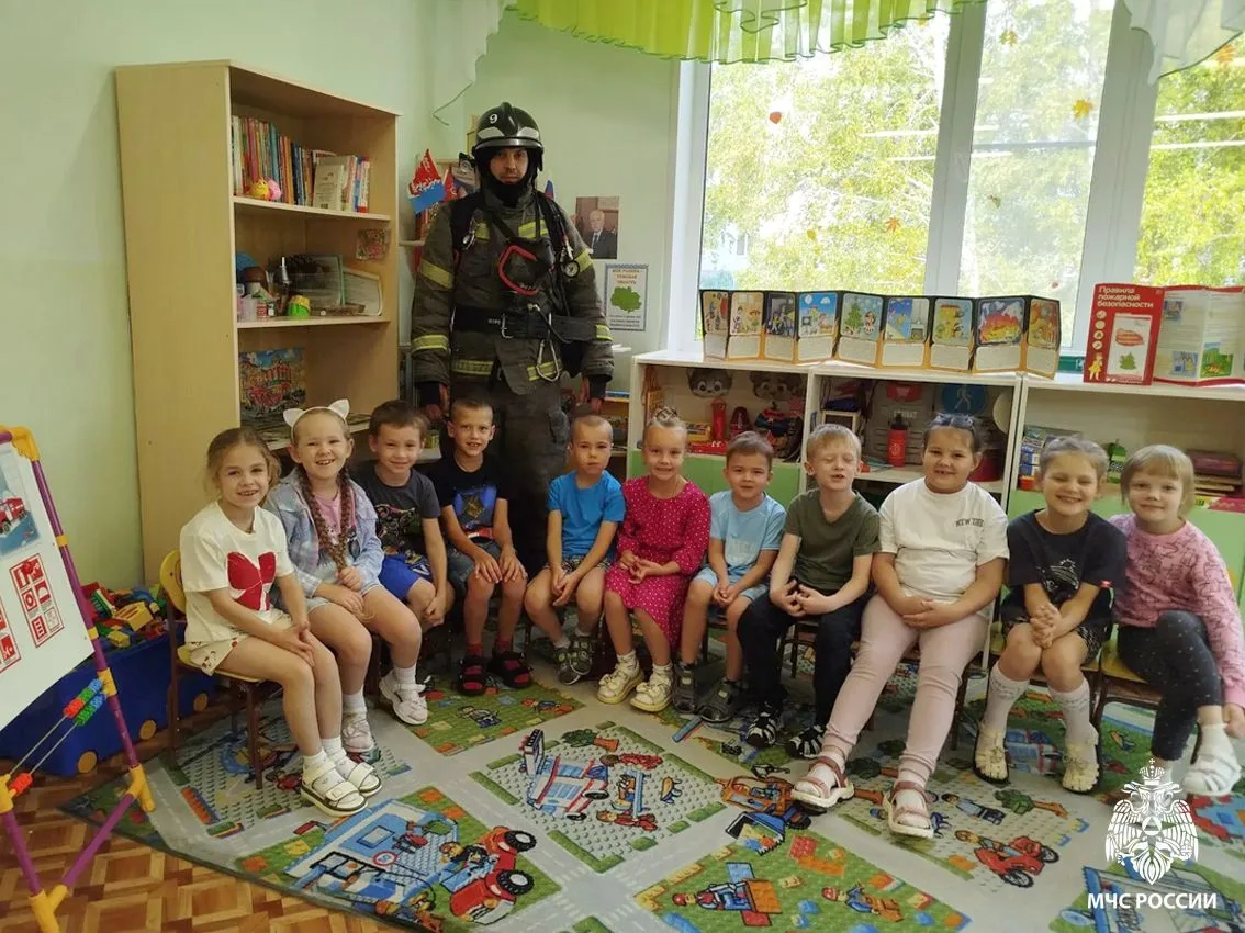 Герой среди нас: томский пожарный-участник СВО провел урок безопасности для воспитанник...