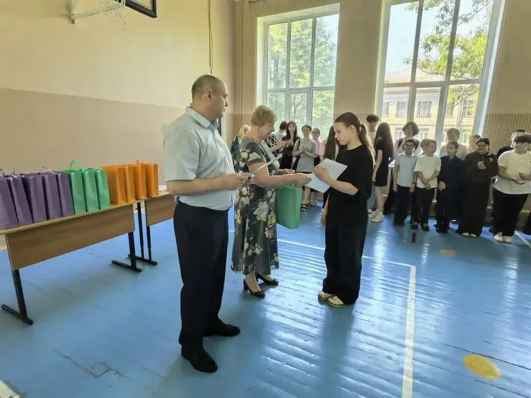 В пятницу в спортивном зале школы прошло награждение команд, которые приняли  участие в военно-спорт