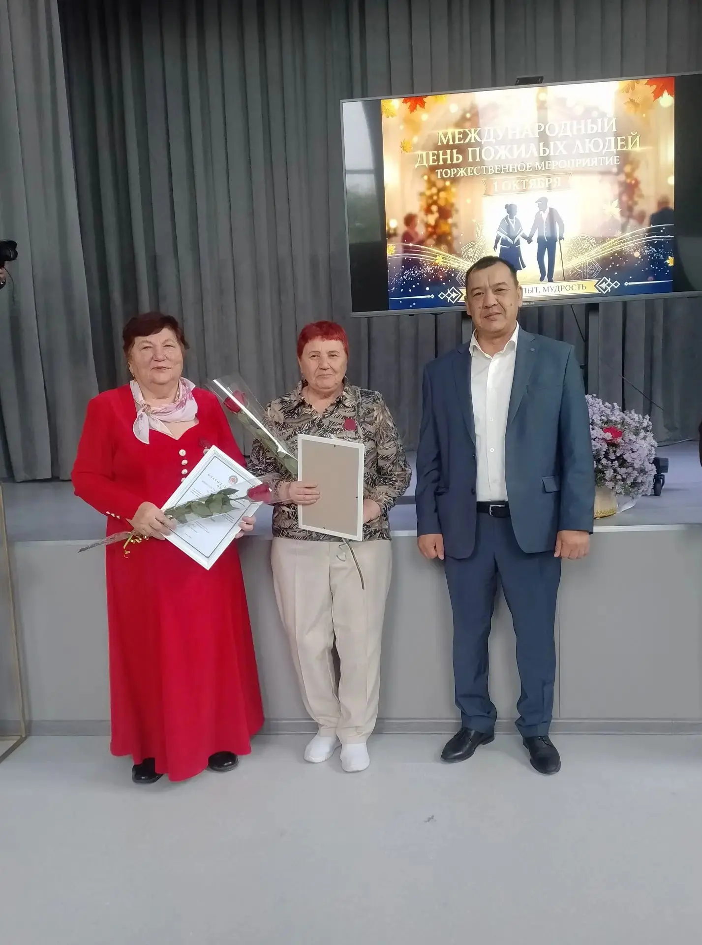 Первый день октября в Элисте выдался по-осеннему мягким и светлым. В Республиканском ко...