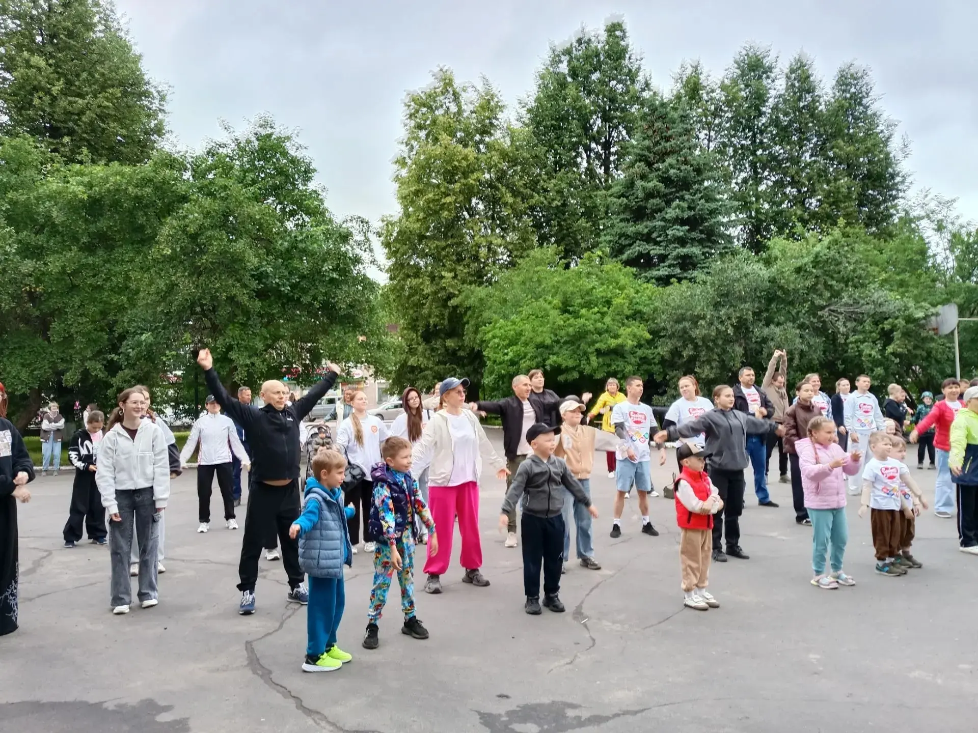 В День молодёжи тренерско-преподавательский состав совместно с администрацией Советского района, Доб