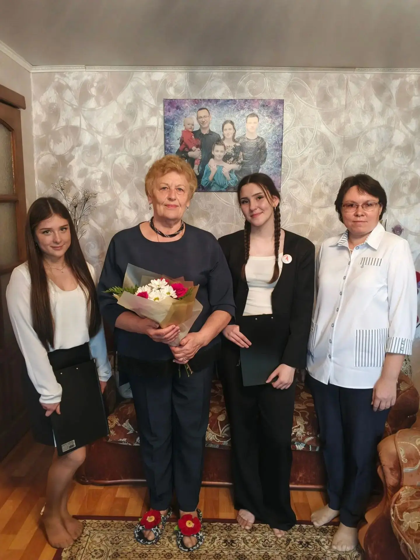 Связь поколений и дань уважения: волонтеры отряда «Доброволец» поздравили ветеранов пед...