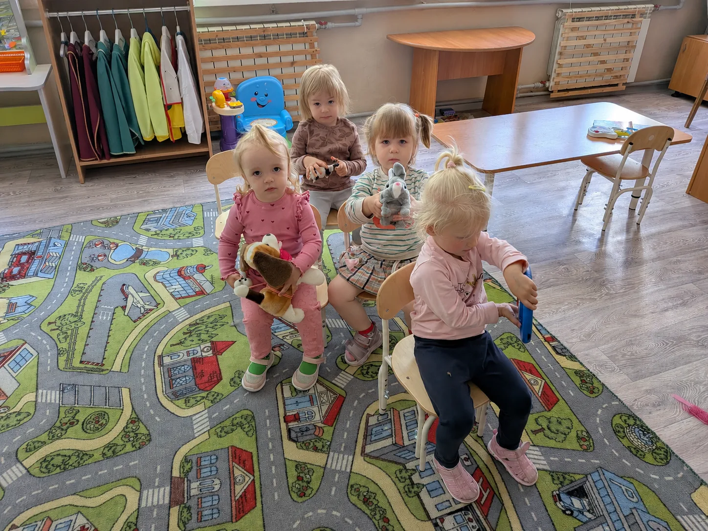 В младшей группе — свой автопарк и свои автоледи 🚌👧
Сегодня девочки устроили настоящие гонки — пра
