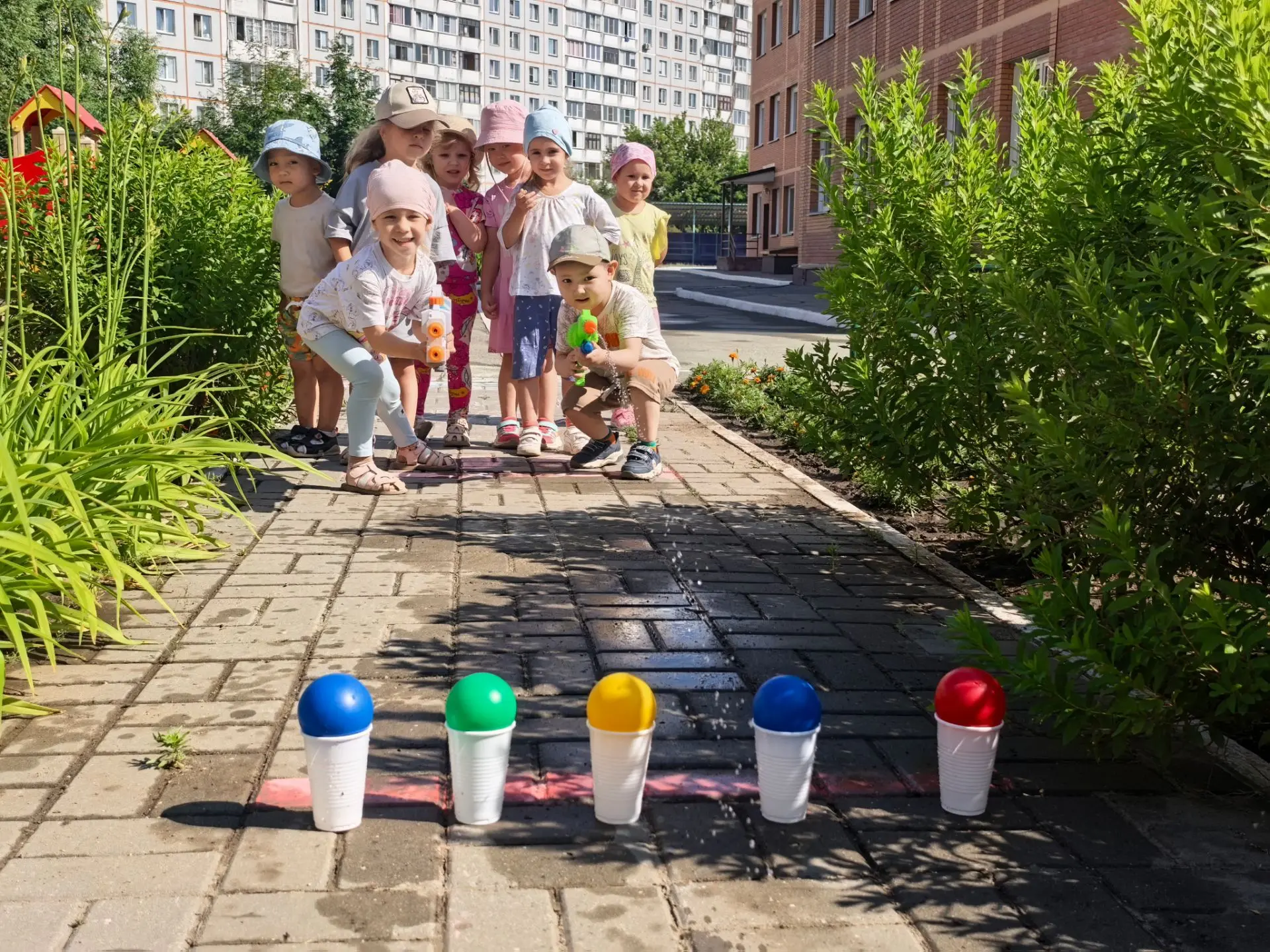 Наше лето — мокрое дело! ☀️💦

Сегодня на прогулке было жарко, но наши ребята нашли отличный способ 