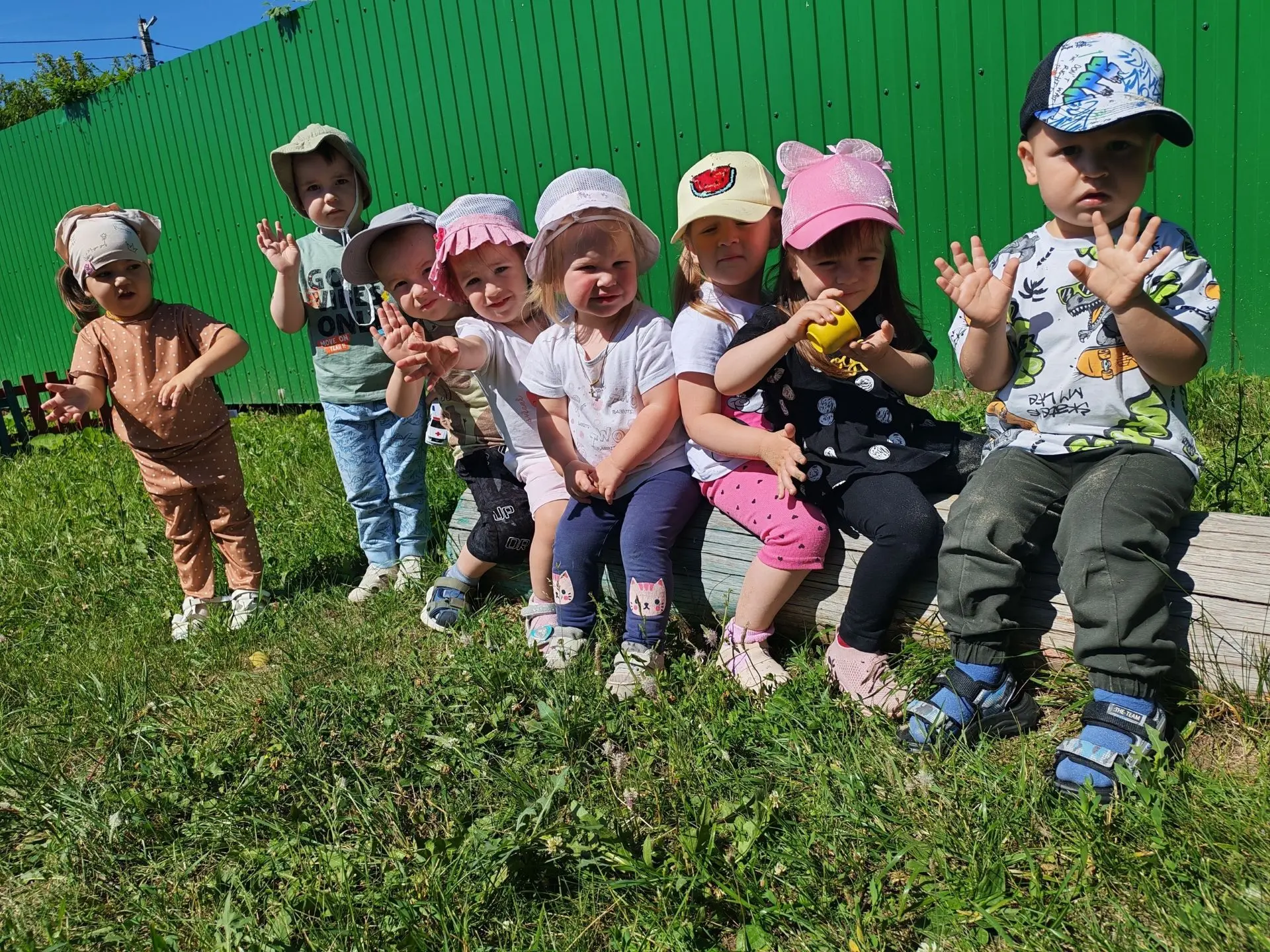 Дорогие родители! Пожалуйста, не забывайте класть ребёнку в шкафчик панамку или кепку — это важная ч