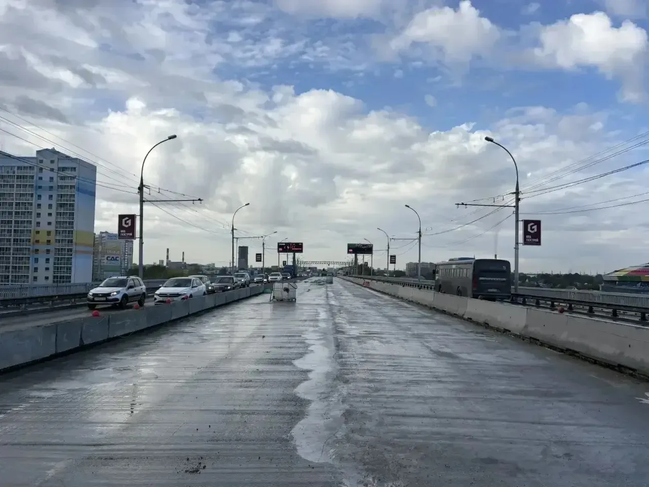 На Димитровском мосту продолжается плановый ремонт центральных полос проезжей части. Ра...