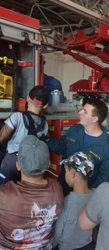 Сегодняшний день начался с минутки по ПДД. Ребята вспомнили правила дорожного движения и познакомили