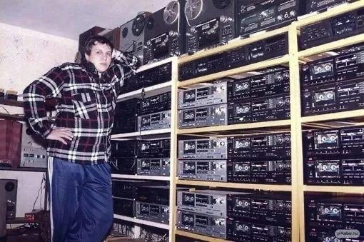Аудиопират записывает музыкальные новинки, 1990-е.