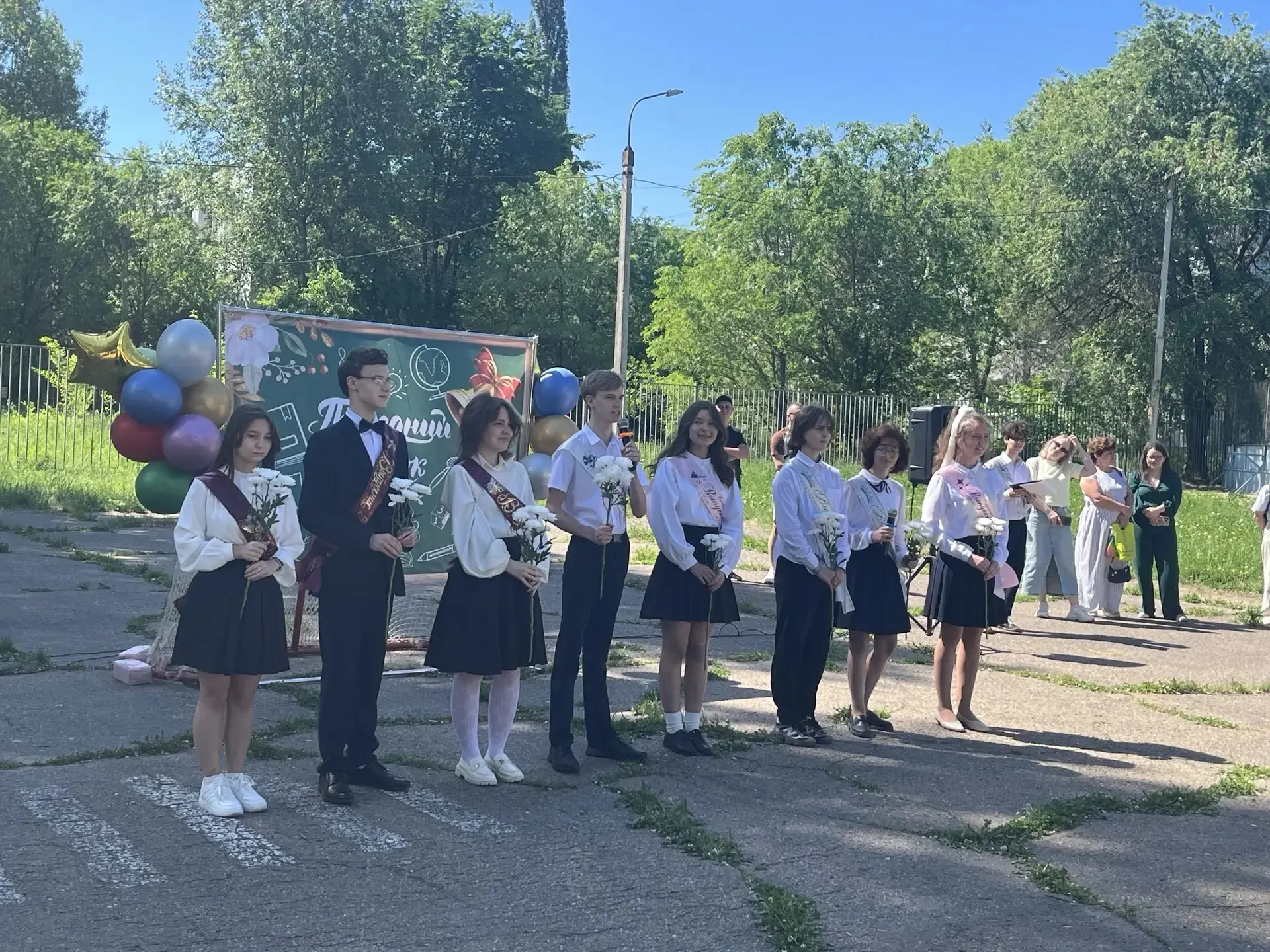 Сегодня в нашей школе прозвенел последний звонок для учеников 4-х и 9-х классов.
