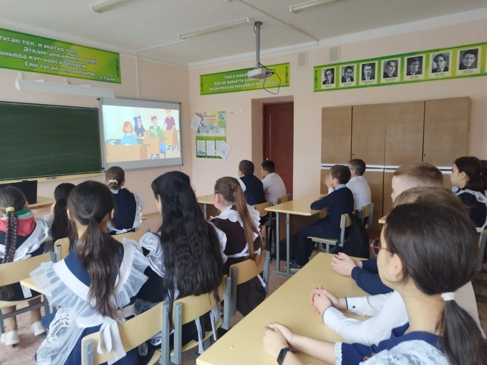 Сегодня в 5-7 классах прошёл классный час о недопустимости травли пренебрежительного отношения групп