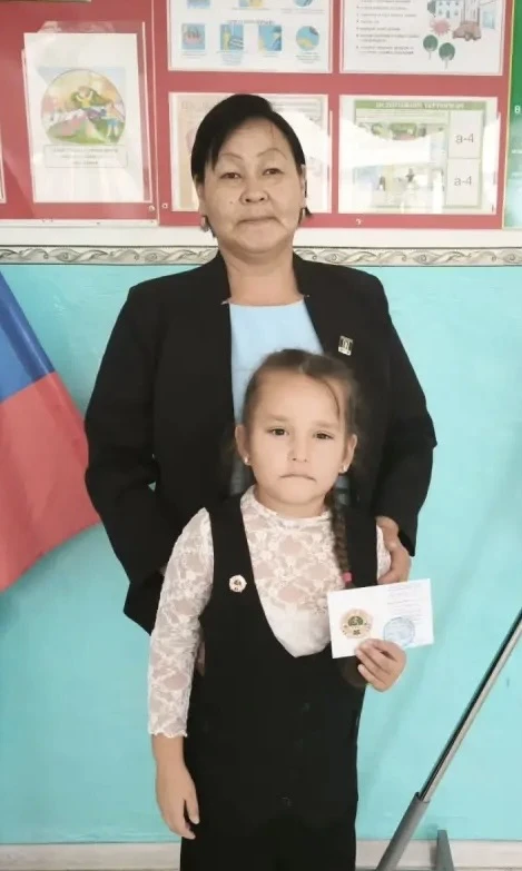 Нашей первокласснице, Мамышевой Ксении, вручены нагрудный бронзовый значок и  удостовер...