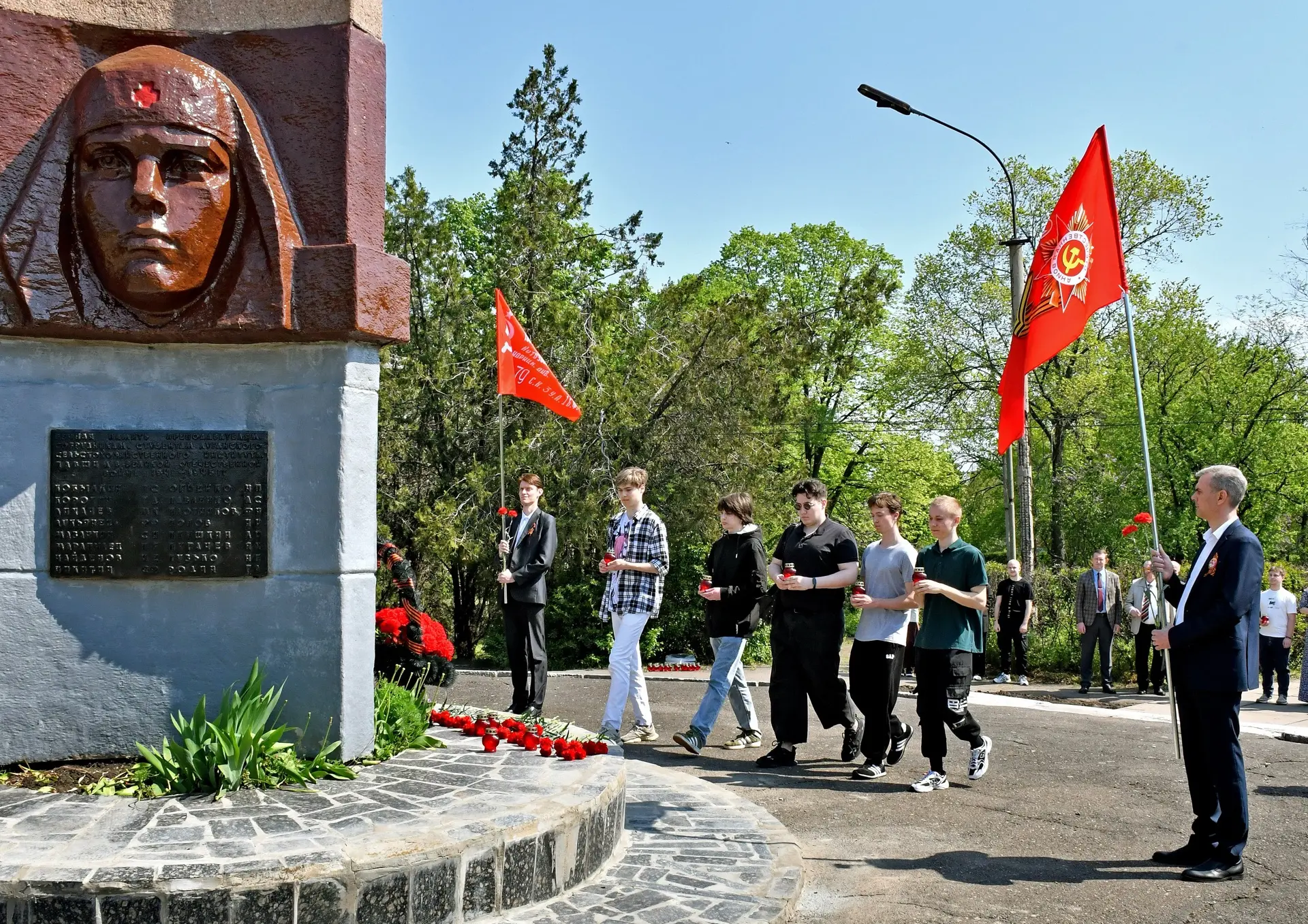 ЛГАУ почтил память героев: возложение цветов к памятникам воинской славы🥀  🎗️В преддверии 81-й годов